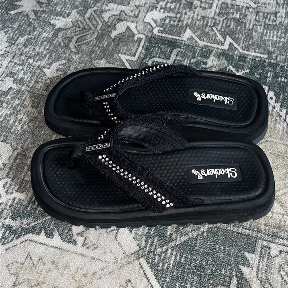Skechers women’s Black Sandals flip flops with Sparkling Accents size 8 - Picture 1 of 5